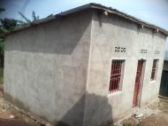 local pour jeunes filles - Ecole primaire de Nyagisenyi {JPEG}