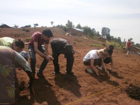plantation de maïs, entre jeunes Belges et Rwandais